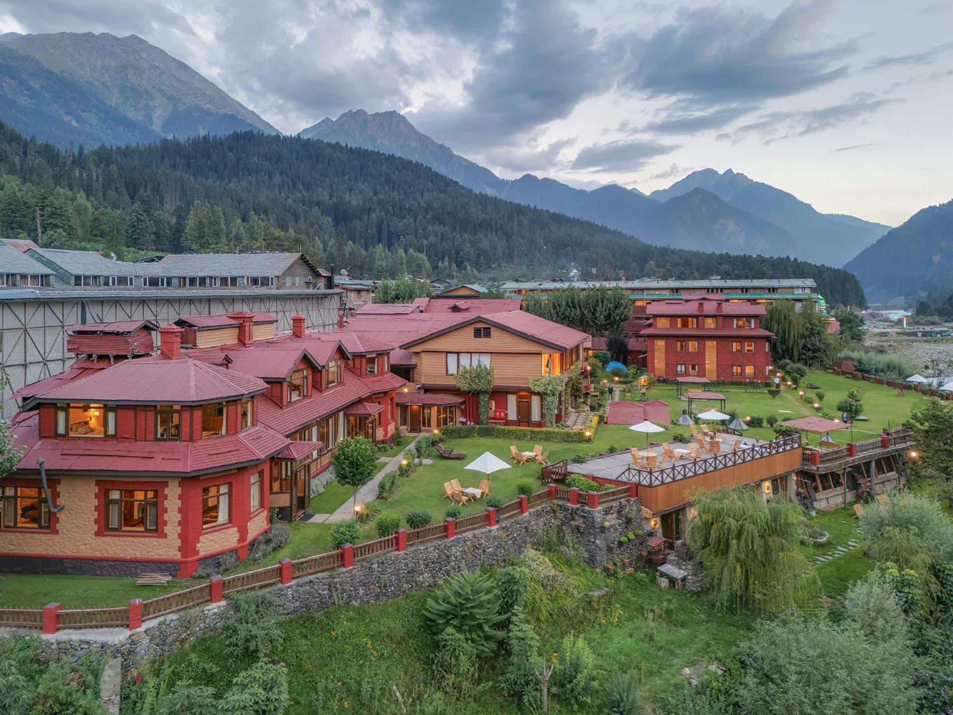 100m2 1 slaapkamer, 1 privé badkamer in Pahalgām Buitenkant foto
